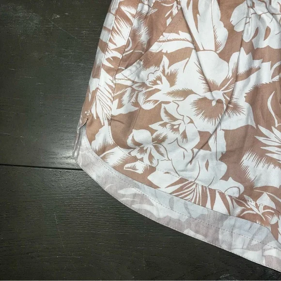 Billabong Tan White Floral Print Pull On Shorts Pocket NWOT Ladies Small - Picture 2 of 7